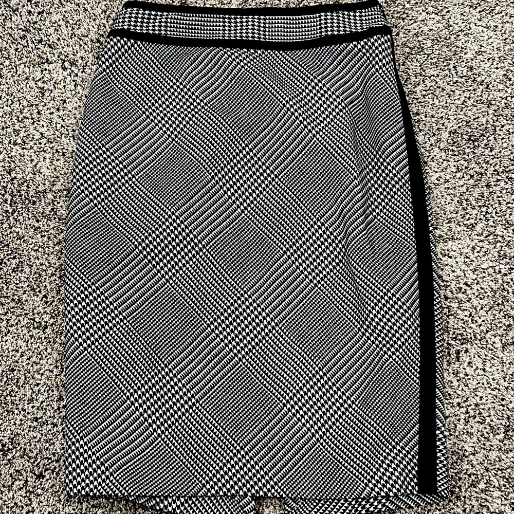 White House Black Market size 0 herringbone skirt